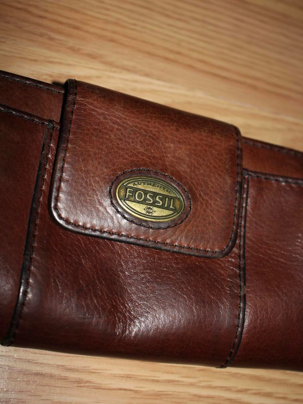 Fossil Brown Leather Wallet with Gold-Tone Logo - Picture 2 of 6